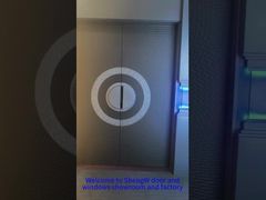 Сломанная мостовая цельноалюминиевая дверь